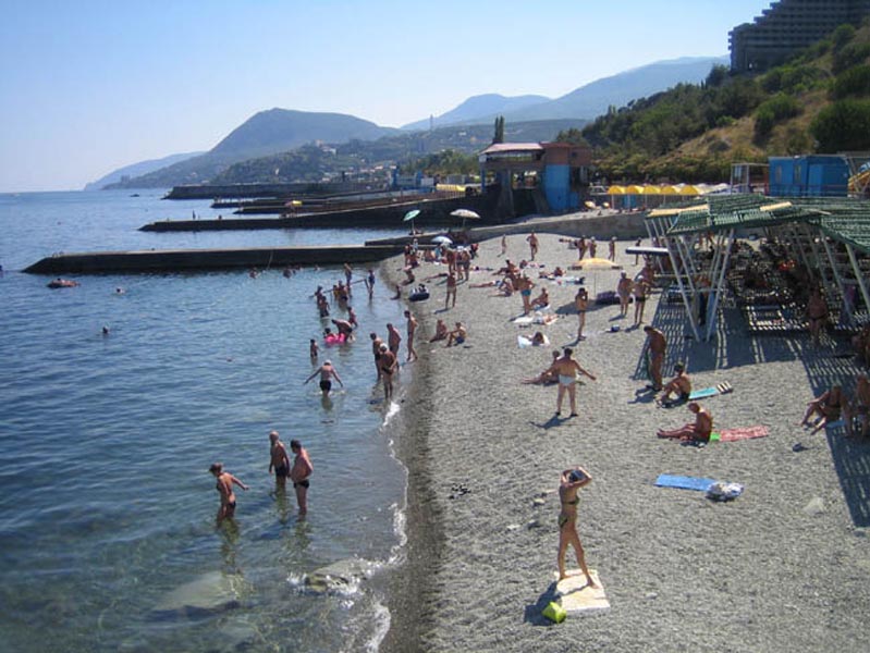 Алушта пляж волнорезы. Крым Алушта туристы. Веб камера Партенит. Набережная (Алушта, Крым). Веб камера Алушта рабочий уголок.